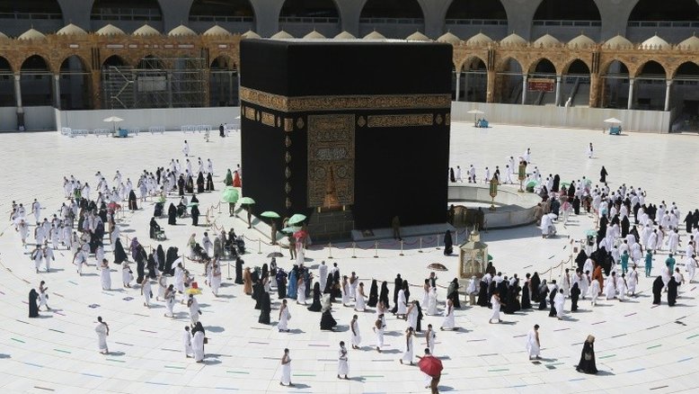 Arábia Saudita reimpõe distância física em Meca por surto de covid