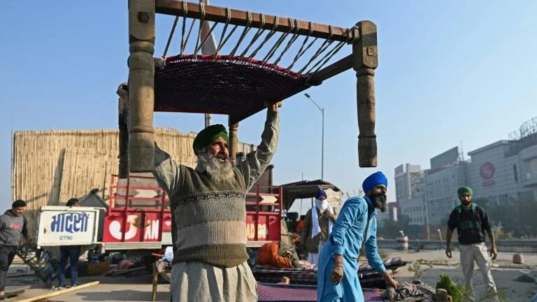 Agricultores indianos voltam para casa após um ano de protestos