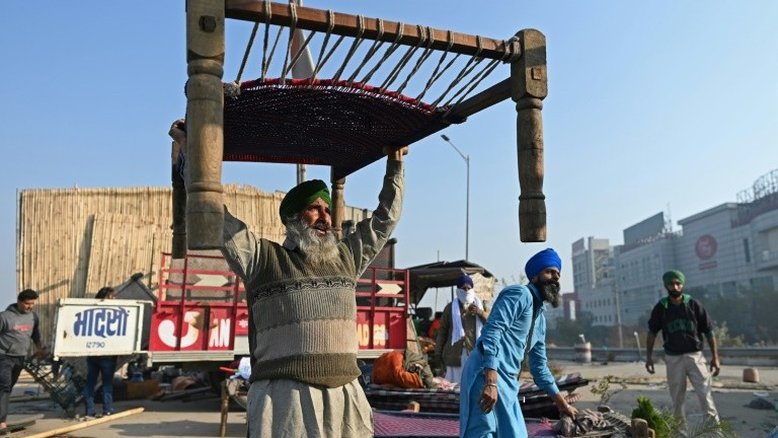 Agricultores indianos voltam para casa após um ano de protestos