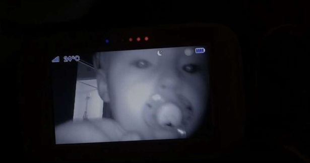 Pais flagram estranho conversando com bebê através de babá eletrônica