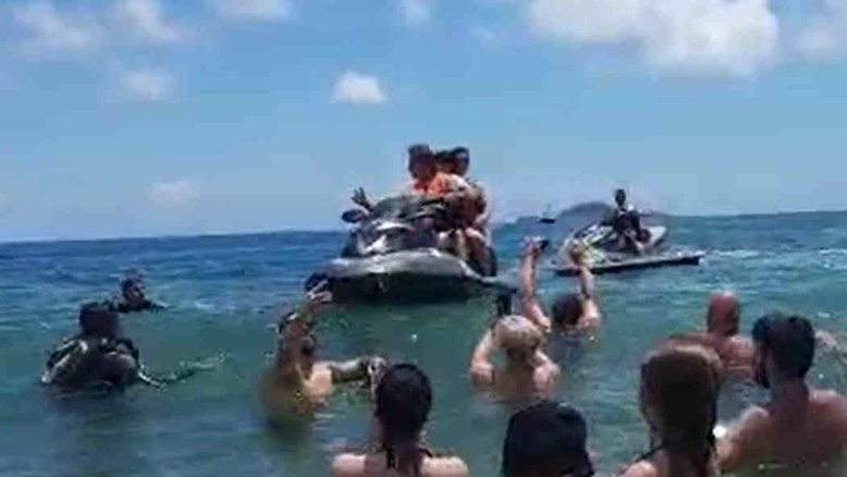 Criticado por manter férias ante enchentes na Bahia, Bolsonaro volta a andar de jet ski