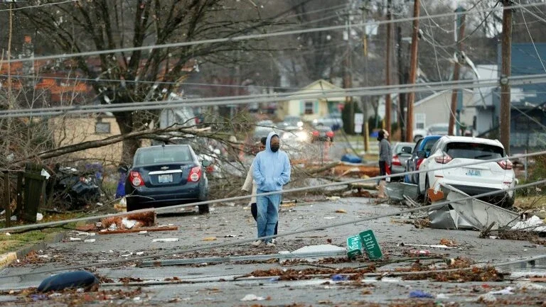 Tornados deixam mais de 70 mortos em Kentucky e rastro de devastação no centro dos EUA