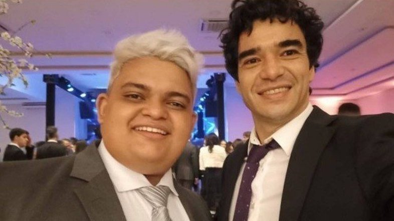 Caio Blat festeja formatura do filho Antonio, com quem voltou a conviver