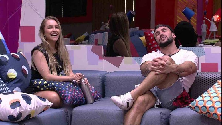Arthur Picoli revela que bloqueou Carla Diaz no Instagram: 'Não levo ódio'