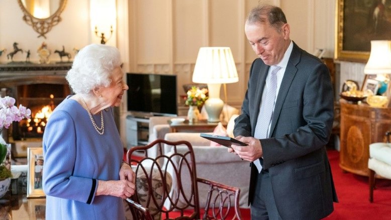 Rainha Elizabeth II reaparece em audiência no Castelo de Windsor