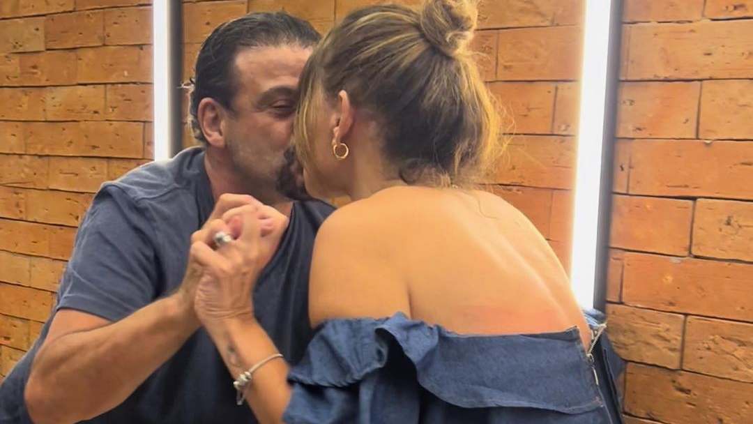 Cristiana Oliveira comemora aniversário com beijão no namorado
