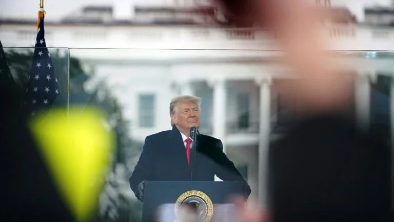 Pesquisas sobre ataque ao Capitólio revelam turbulento final de Trump na Casa Branca