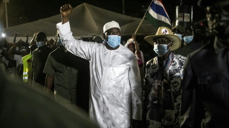 Presidente em fim de mandato, Adama Barrow, lidera os resultados das eleições na Gâmbia