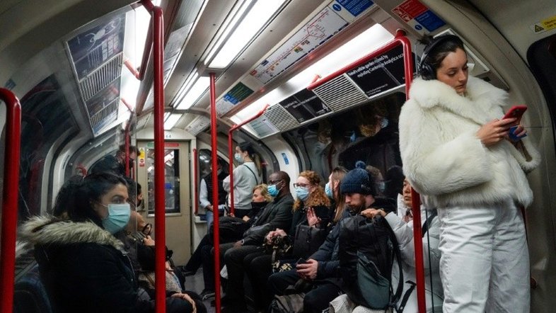 Reino Unido intensifica seus esforços para enfrentar variante ômicron