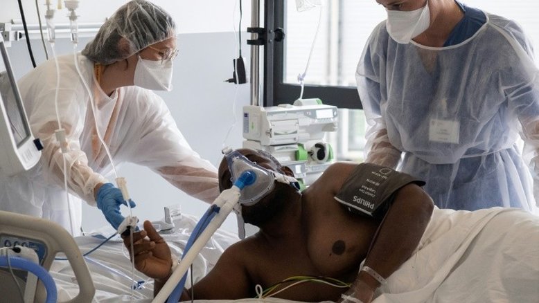 Um ano de vacinas e de desinformação sobre a covid-19