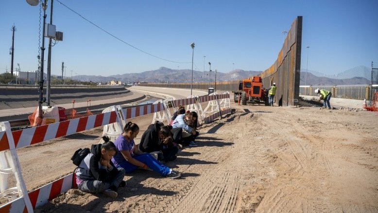 Texas constrói seu próprio 'muro' na fronteira com o México