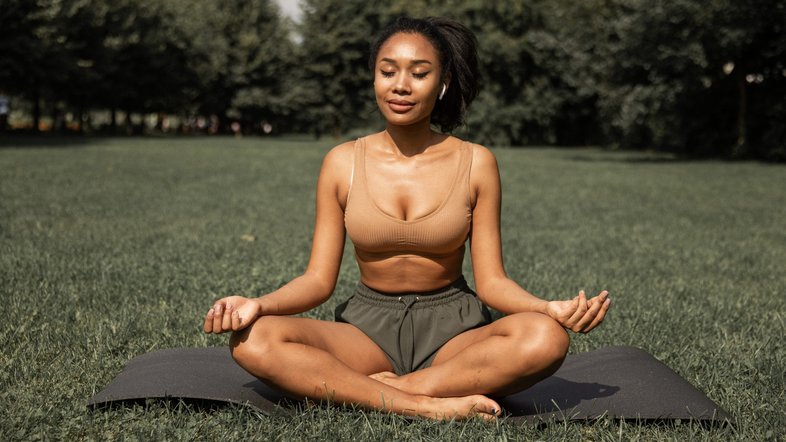 mulher meditando ao ar livre, saúde mental, saúde intestinal