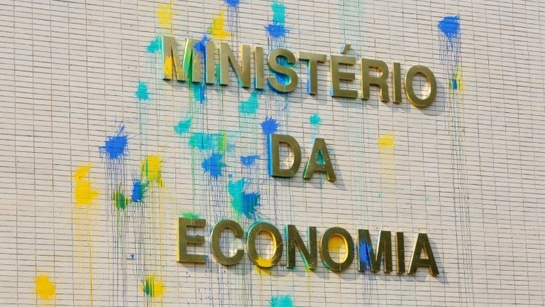Economia brasileira entra em recessão