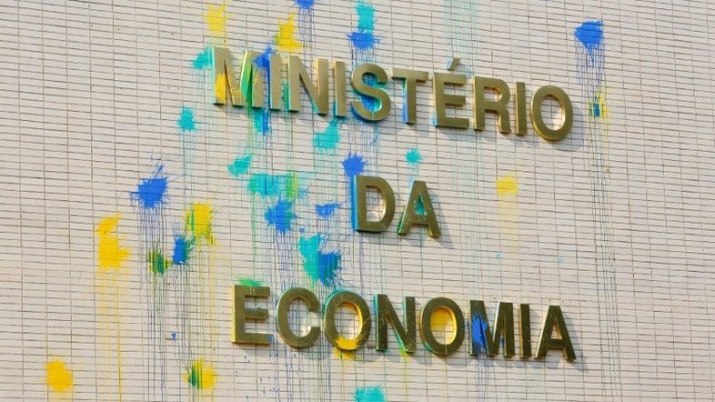 Economia brasileira entra em recessão