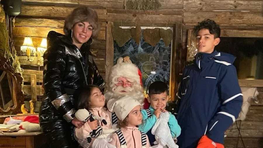 Filhos de CR7 fazem visita a Papai Noel por R$ 11 mil ao dia
