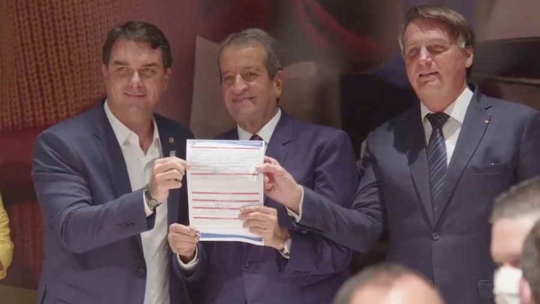 Bolsonaro volta para o berço