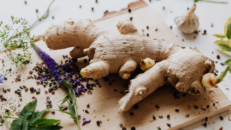 gengibre em uma mesa, cólica menstrual,, saúde intestinal