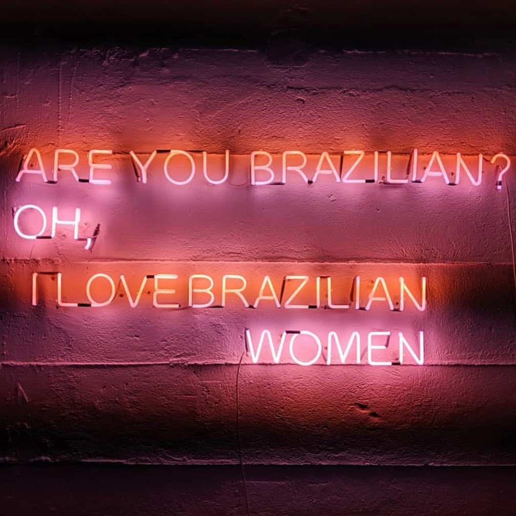 Mostra em NY expõe assédio, machismo e xenofobia contra brasileiras