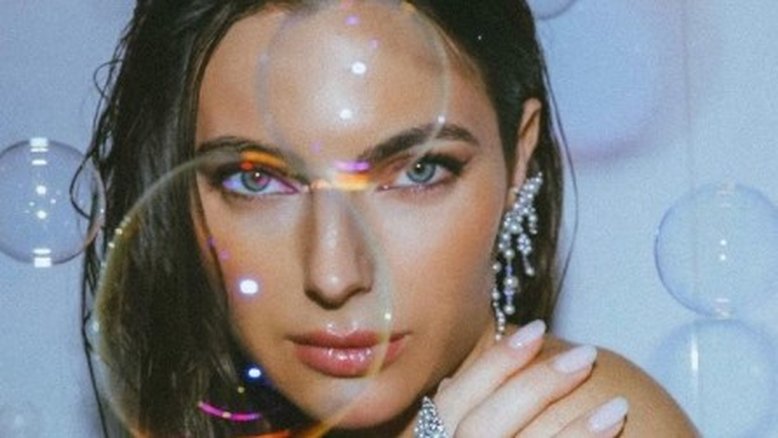 Influencer Kelly Piquet, filha de ídolo da F1, é namorada do campeão Verstappen
