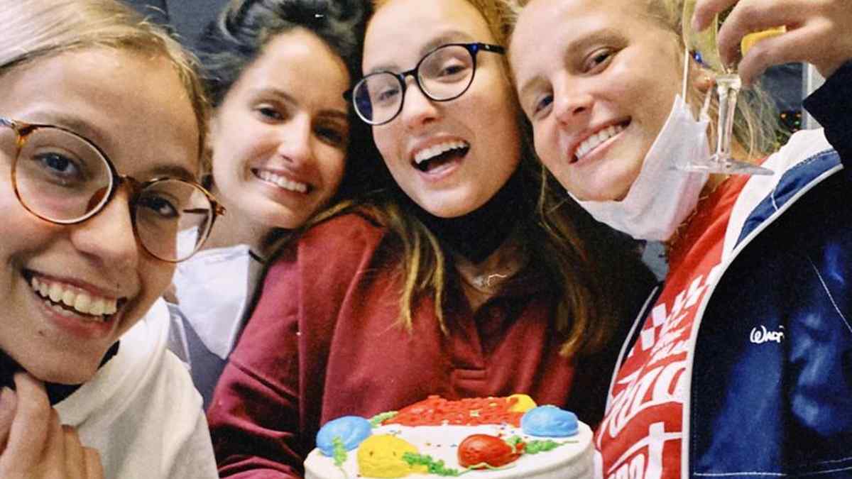 Larissa Manoela faz 21 anos e ganha bolo em voo de volta ao Brasil