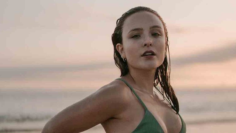 Larissa Manoela posta álbum de fotos e fala de aniversário