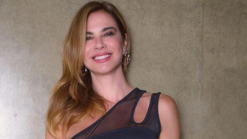 Luciana Gimenez mostra abdômen definido aos 51 anos