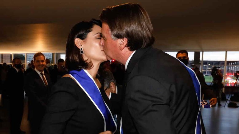 Bolsonaro condecora Michelle em cerimônia no Itamaraty