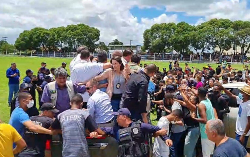 Bolsonaro sobrevoa cidades atingidas por temporal na Bahia: 'Estão bastante afetados'