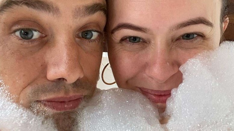 Rafael Cardoso e Mari Bridi brincam com banho de espuma
