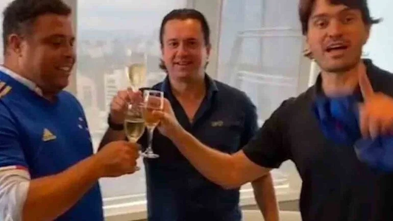 Ronaldo Fenômeno anuncia compra do Cruzeiro