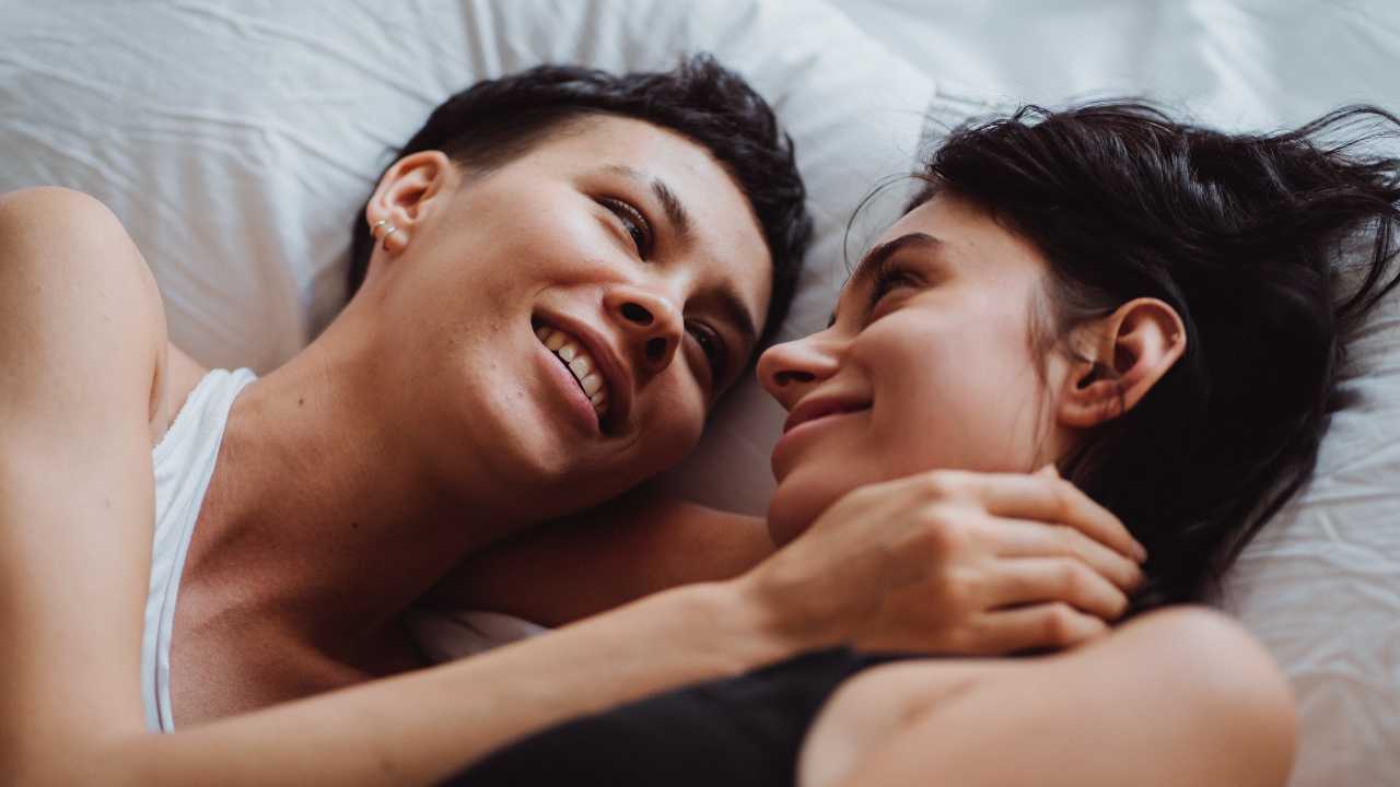 mulheres em uma cama, benefícios do sexo