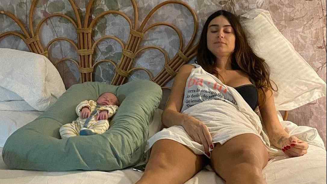 Thaila Ayala mostra rotina com bebê e comemora: ‘Ele dormiu’