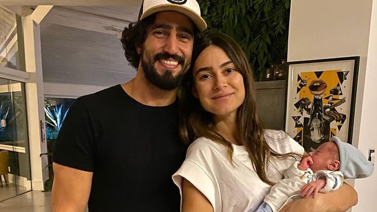 Filho de Thaila Ayala completa 1 mês e atriz faz bolo para comemorar