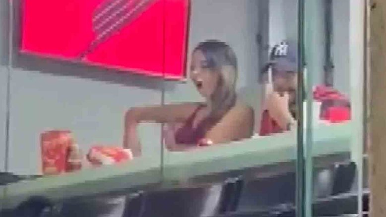 Torcedora suspeita de fazer gestos racistas em estádio é indiciada