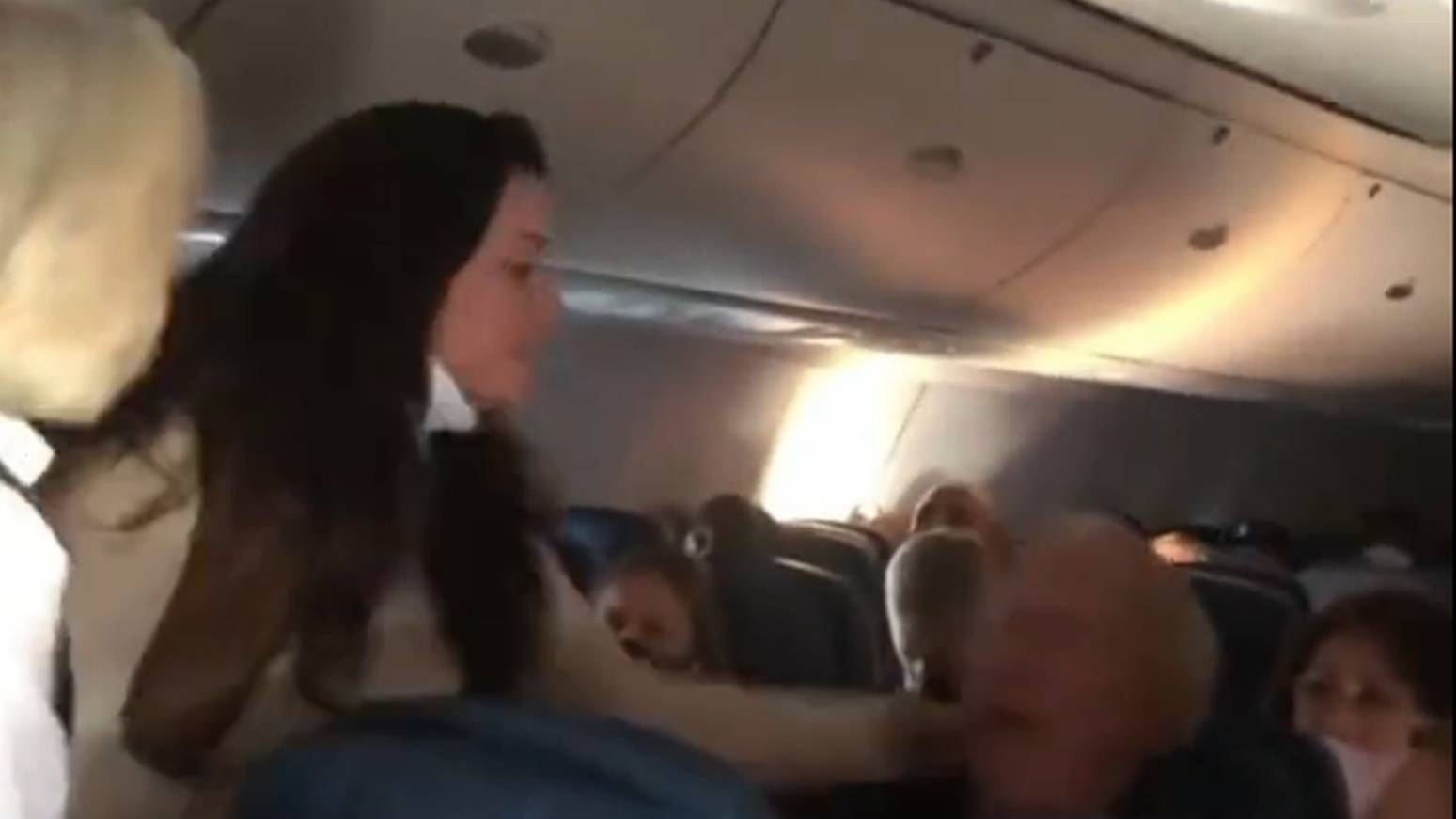 Vídeo: Mulher é presa após bater em idoso por conta de máscara em voo nos EUA