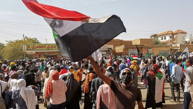 General sudanês morre nas manifestações, reprimidas com gás lacrimogêneo