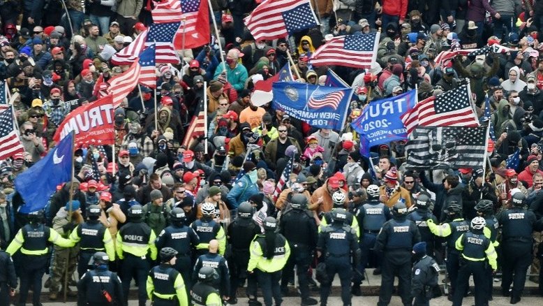 Um ano depois do ataque ao Capitólio, democracia nos EUA continua à prova