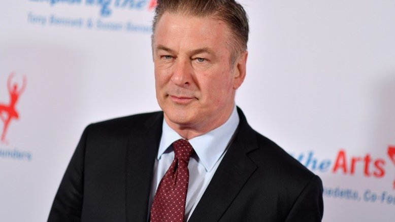 Alec Baldwin entrega seu celular à polícia no caso de tiro mortal em set