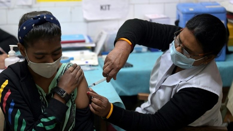 Índia começa a vacinar jovens de 15 a 18 anos