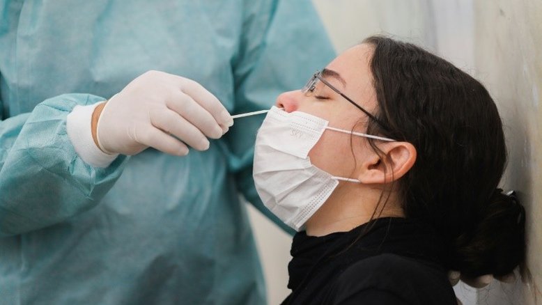 Casos de covid-19 quase dobram nas Américas e sobem 250% em relação a 2021