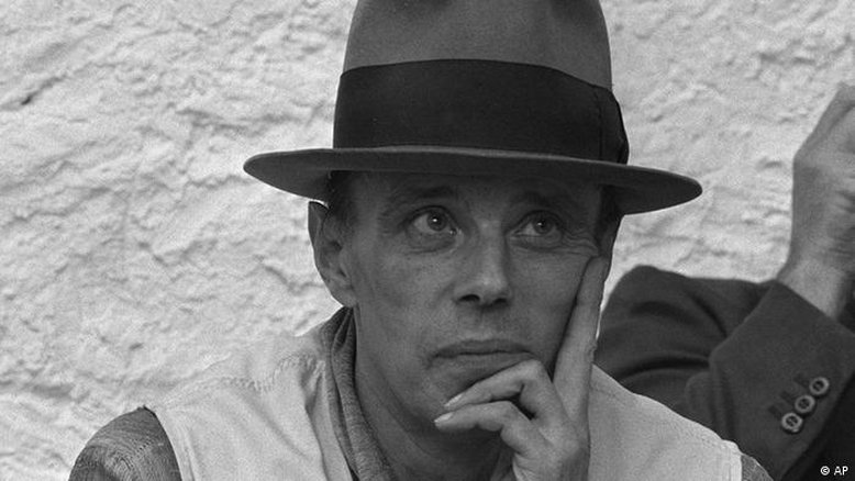 1986: Morria o artista alemão Joseph Beuys