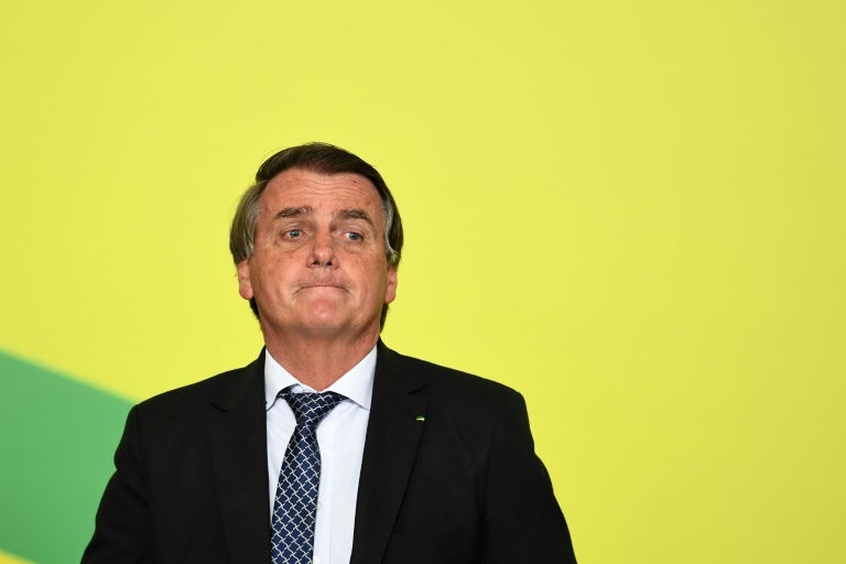 Bolsonaro se debate como náufrago