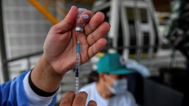 Grupo dos 40 anos passa a receber 4ª dose em SP