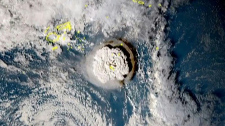 Erupção do vulcão em Tonga causa tsunami e suscita alarmes no oeste dos EUA e Japão
