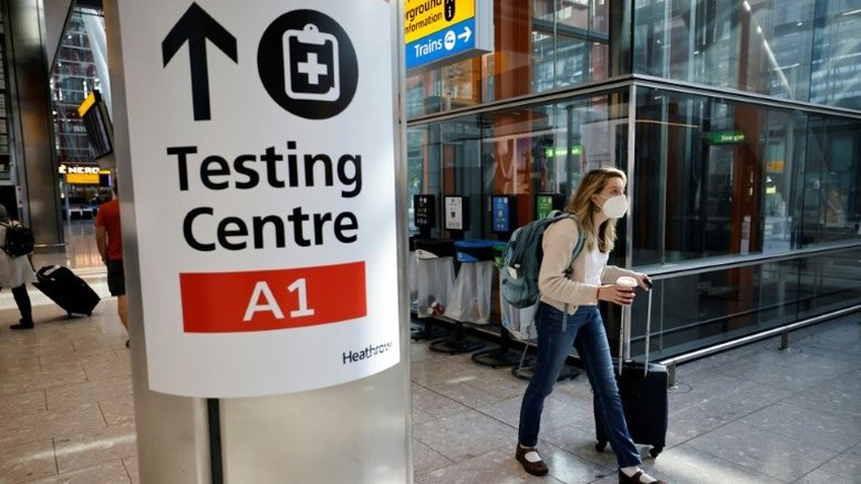 Inglaterra suprime testes de covid obrigatórios para visitantes vacinados