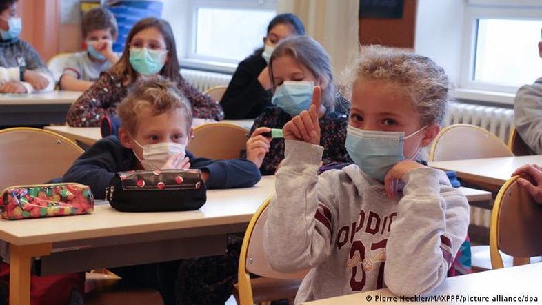 Professores fazem greve na França por estratégia anticovid nas escolas