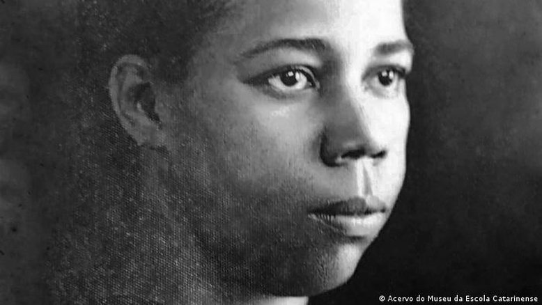 Primeira deputada negra do Brasil é reconhecida como doutora