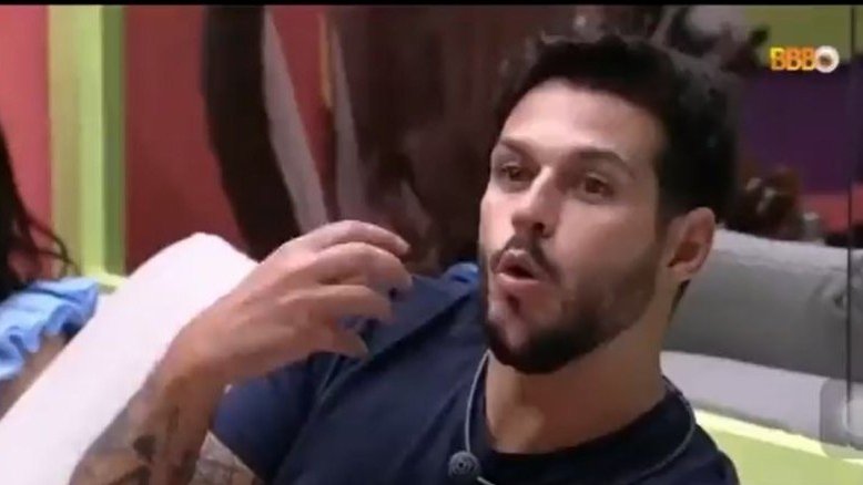 BBB 22: Rodrigo fala sobre 'traveco' e é repreendido