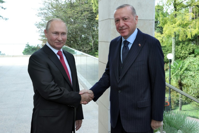 Putin e Erdogan se comprometem a melhorar relações após aumento das tensões