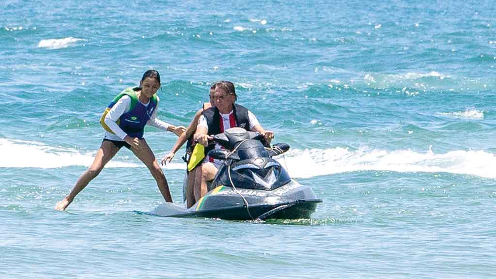 Bolsonaro vai à praia em base naval ao lado da filha Laura - Jornal de  Brasília